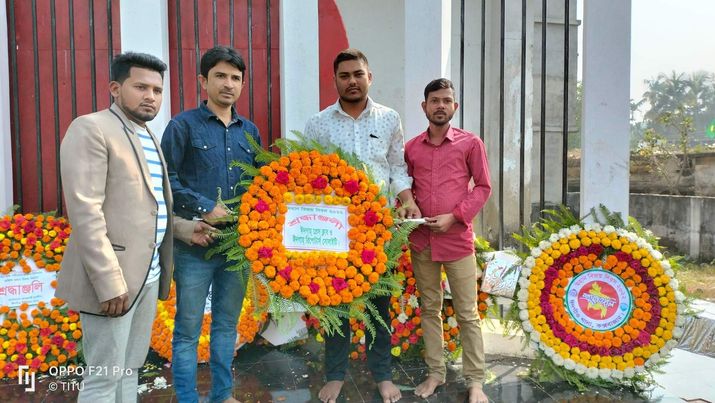 বিজয় দিবস উদযাপন ২০২২। কেন্দ্রীয় শহীদ মিনা‌রে ঈদগাহ্ প্রেসক্লাব ও ঈদগাহ্ রি‌পোটার্স সোসাই‌টির পুষ্পমাল‌্য অর্পণ