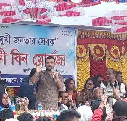 জনতার মুখোমুখি হয়ে নানা প্রশ্নের জবাব দিলেন সংসদ সদস্য মাশরাফি 