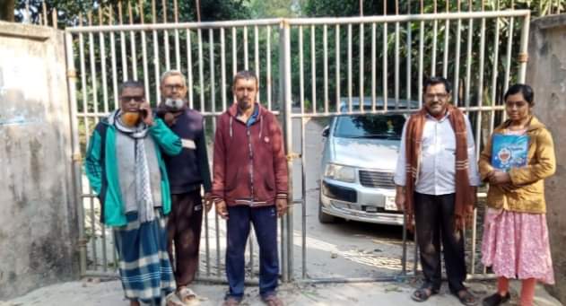 গেট বন্ধ , ভোগান্তির শিকার রাজুপুর গ্রামের বাসিন্দারা
