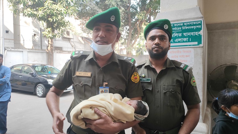 ঢামেকে লাখ টাকায় নবজাতক বিক্রির চেষ্টা, বাবা আটক