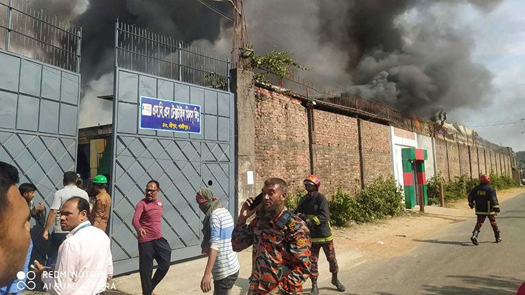 গাজীপুরে তুলার গোডাউনে ভয়াবহ আগুন