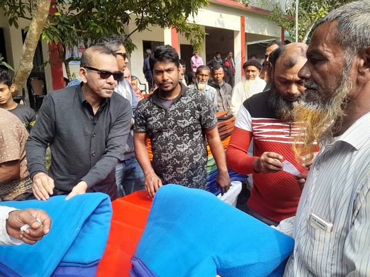 বাউফলে ৭ হাজার পরিবারের মাঝে শীতবস্ত্র বিতরন করলেন- 