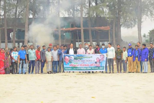বারশত ইউনিয়ন পরিষদের সৌজন্যে পারকী বীচ পরিচ্ছন্ন অভিযানে নামেন ২ নং ইউনিয়নের চেয়ারম্যান জনাব এম এ কায়ুম। 