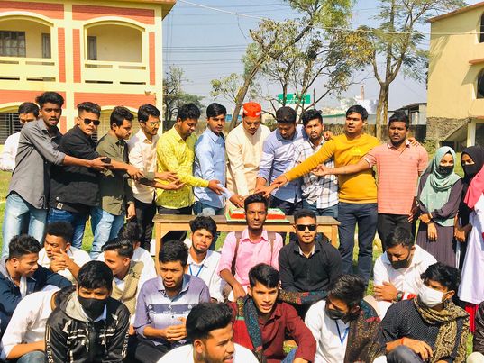 বাকলিয়া শহীদ নূর হোসেন ডাঃ মিলন মোজাম্মেল জেহাদ কলেজ। ছাত্রলীগের প্রতিষ্ঠা বার্ষিকীতে কেক কেটে পালন