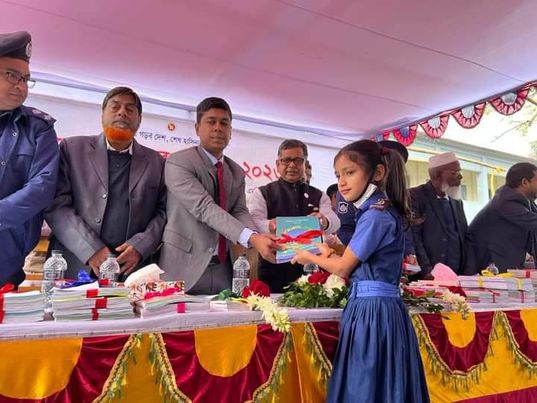 মাধবপুরে নতুন বছরে বই বিতরণ করলেন বিমান প্রতিমন্ত্রী মাহবুব আলী এমপি 