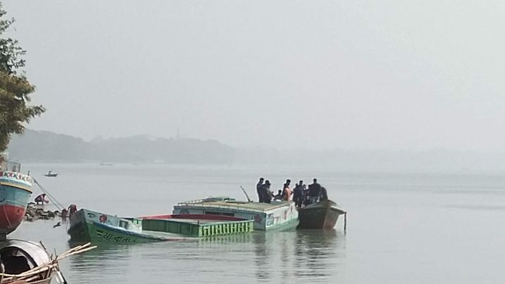 ঝালকাঠি সুগন্ধা নদী থেকে অবৈধভাবে বালু উত্তোলনের দায়ে দুই লক্ষ টাকা জরিমানা