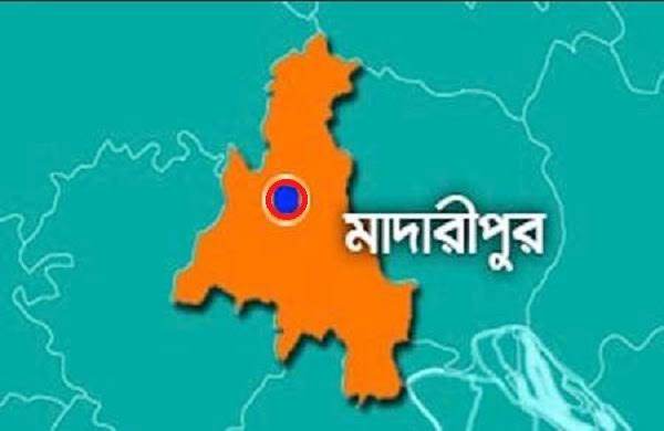 মাদারীপুরে প্রকাশ্যে দুই যুবককে কুপিয়ে জখম 