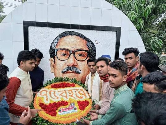 ৭৫ বছর পূর্তিতে বরগুনা জেলা ছাত্রলীগ জাতির পিতার প্রতিকৃতিতে পুষ্পস্তবক অর্পণ 