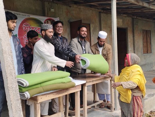 চাচীয়া মীরগঞ্জে গরীব দুঃখীদের মাঝে শীতবস্ত্র বিতরন