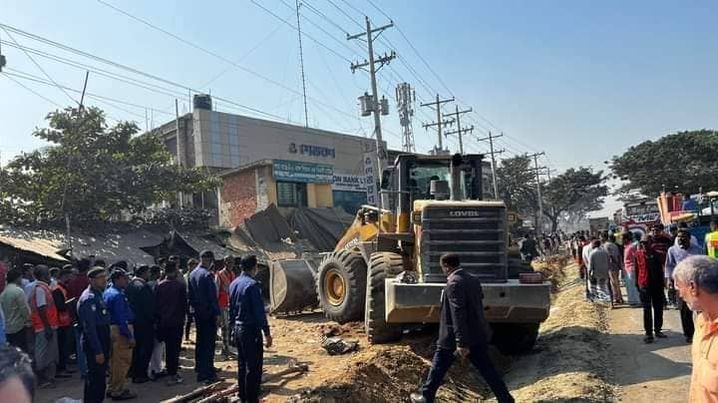 পটিয়া উপজেলা প্রশাসন কর্তৃক শান্তিরহাট বাজারে রাস্তার দুপাশে সড়ক ও ফুটপাতে অবৈধ স্থাপনা উচ্ছেদ অভিযান 