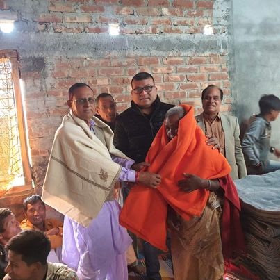 ছবিযুক্তঃ ১৮ নং শুখান পুখুরী ইউনিয়ন পরিষদের হতদরিদ্র শীতার্তদের পাশে চেয়ারম্যান আনিছুর রহমান