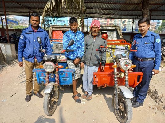 নোয়াখালীতে দুইটি অটোরিকশা সহ দুই চোরকে গ্রেফতার। 