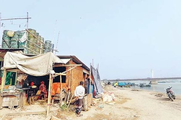 কর্ণফুলীতে দখল উচ্ছেদের বদলে নতুন স্থাপনা