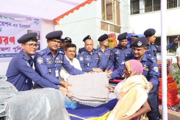 সেনবাগে শীতার্তদের মাঝে শীত বস্ত্র বিতরণ করেণ নোয়াখালী পুলিশ সুপার। 