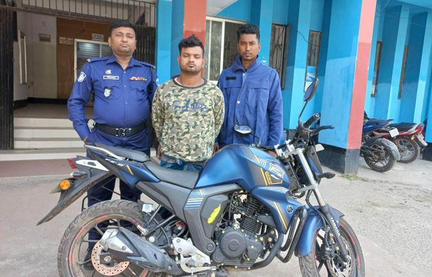 নোয়াখালী সোনাইমুড়ী থানা পুলিশ ১টি চোরাই মোটরসাইকেল সহ ১জন গ্রেফতার। 