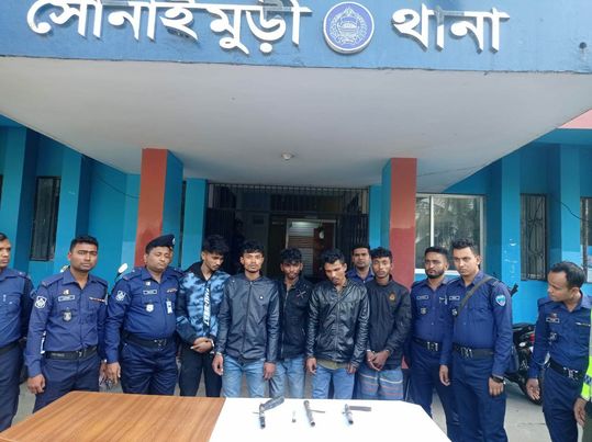নোয়াখালীতে আগ্নেয়াস্ত্র সহ ৫ জন গ্রেফতার।