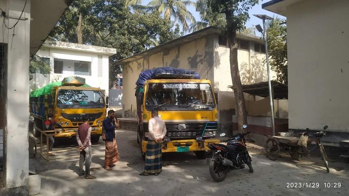 পাইকগাছা খাদ্যগুদামে ঝটিকা অভিযানে খুবই নিম্নমানের ৪০ মে: টন চাউল সহ দু'টি ট্রাক ফেরত পাঠালেন নির্বাহী ম্যাজিস্ট্রেট ও উপজেলা নির্বাহী অফিসার মমতাজ বেগম