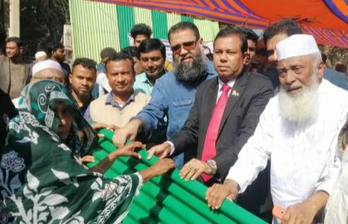 প্রধানমন্ত্রীর ব্যক্তিগত সহকারি জাহাঙ্গীর আলম ক্ষতিগ্রস্ত পরিবারগুলোতে সহায়তা করে।