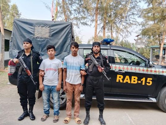 আসসালামু আলাইকুম, কক্সবাজার জেলার টেকনাফ থানাধীন সাবরাং এলাকায় অভিযান পরিচালনা করে ৩৫ বোতল বিদেশী মদসহ র‌্যাব-১৫ কর্তৃক দুইজন গ্রেফতার।