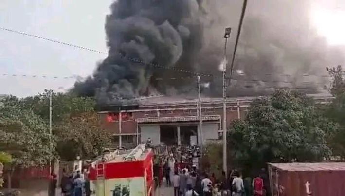 মোংলা ইপিজেডের আগুনে কর্মহীন শত শত পরিবার,ক্ষতি প্রায় ১৫০ কোটি টাকা। 