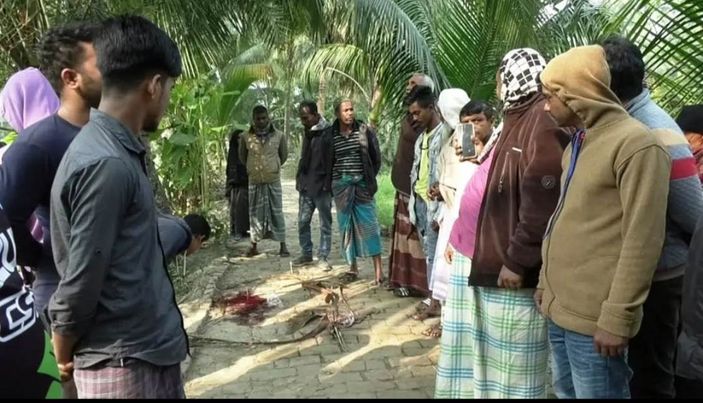 মাদারীপুর হত্যা মামলার আসামি আউয়াল মাতবরকে কুপিয়ে হত্যা করেছে দুর্বৃত্তরা। 