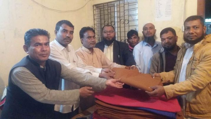 লামায় পরিবহণ শ্রমিক ইউনিয়ন এর উদ্যোগে শীত বস্ত্র বিতরণ। 