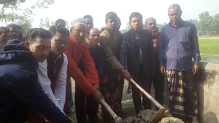 সুন্দরগঞ্জে জাতীয় পার্টির বাস্তবায়নে ঈদগাঁ মাঠের উন্নয়ন সংস্কার কাজের উদ্বোধন।