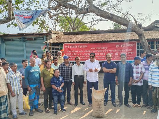 পাইকগাছার লতা ইউনিয়নে ১৫ টাকা দরে চাউল বিক্রি শুরু