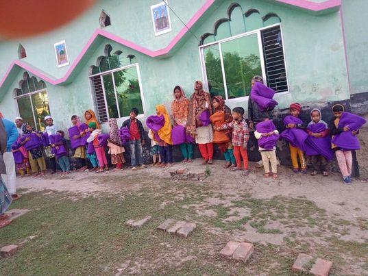 পাইকগাছায় তালিমুল কোরআন ফাউন্ডেশনের উদ্যোগে শীতার্তদের মাঝে কম্বল বিতরণ 