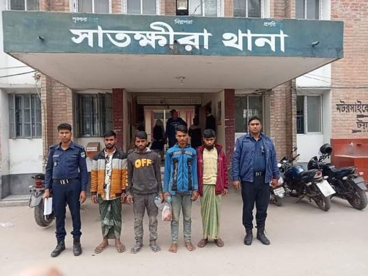 সাতক্ষীরা থানা পুলিশের অভিযানে গাঁজা, ফেনসিডিল ও ইয়াবা ট্যাবলেট সহ গ্রেফতার (০৫)