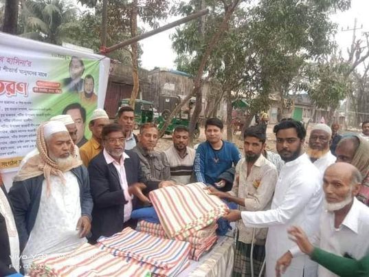 কুসুমপুরা ইউনিয়নে অসহায় মহিলাদের মাঝে শীতবস্ত্র বিতরণ করেন 