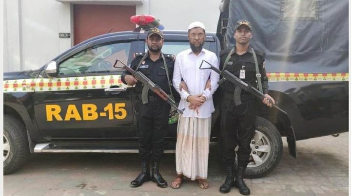 কক্সবাজারের টেকনাফে জমি বিরোধের জেরে ‘ছোট ভাইকে হত্যা মামলার প্রধান আসামি’ বড় ভাইকে গ্রেফতার করেছে 