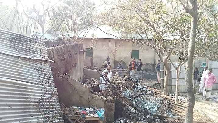 কুতুবদিয়ায় ৩ বসতবাড়ি পুড়ে ছায়