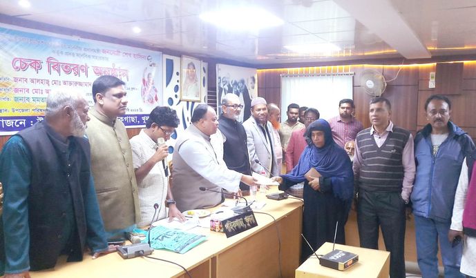 পাইকগাছায় প্রধানমন্ত্রীর মানবিক সহায়তার চেক বিতরণ করেন -এমপি বাবু