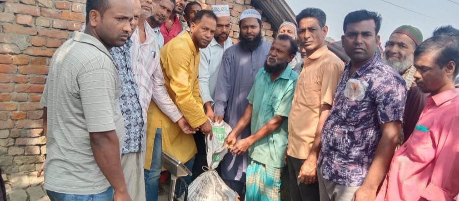 পাইকগাছার চাঁদখালী ও গড়ুইখালীতে ১৫ টাকা দরে চাউল বিক্রির উদ্বোধন