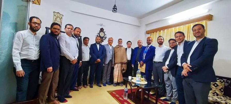 ঢাকাস্থ বৃহত্তর চট্টগ্রাম আইনজীবী কল্যাণ সমিতির সহ-সভাপতি ও ডেপুটি অ্যাটর্নি জেনারেল অ্যাডভোকেট আবুল হাশেম এর চিকিৎসা শেষে ভারত থেকে দেশে আসার পর শুভাকাঙ্ক্ষীদের ভীর 