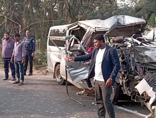 বেগমগঞ্জে বাস-মাইক্রো সংঘর্ষে নিহত ১ আহত ১০ 