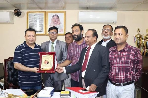 রাষ্ট্রপতি পুলিশ পদকে ভূষিত এসপিকে সাতক্ষীরা জেলা আওয়ামী লীগের পক্ষ থেকে সম্মাননা প্রদান