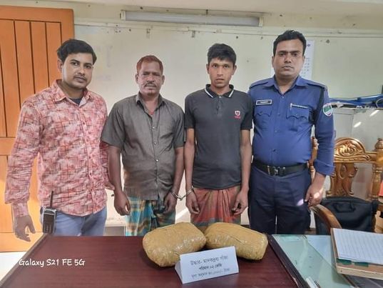 সাতক্ষীরা থানা পুলিশের মাদক বিরোধী অভিযানে(০২)কেজি গাঁজা সহ গ্রেফতার (০২)