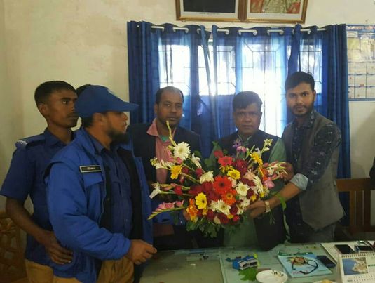 সার্ক হিউম্যানিটি এ্যাওয়ার্ড পাওয়ায় বল্লভদী ইউনিয়ন পরিষদের চেয়ারম্যান খন্দকার শাহিন কে ফুলেল শুভেচছা জানিয়েছে ইউ.পি সদস্যসহ নানা পেশা মানুষ 