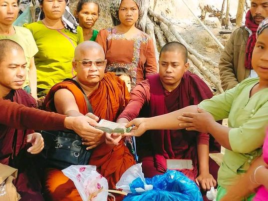 রিখ্যাইন অগ্নিকাণ্ডের ১২ পরিবারের পাশে থানচি ভিক্ষু সমিতি