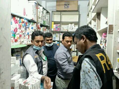 রাজধানীর কোতয়ালী এলাকায় অনুমোদনহীন অবৈধ ঔষধ মজুদ ও বিক্রি করায় র‌্যাবের ভ্রাম্যমাণ আদালতে ৩৪ লক্ষ ৯০ হাজার টাকা জরিমানা। 