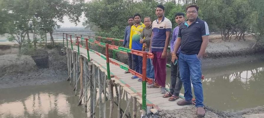 পাইকগাছায় কাঠের সেতু নির্মাণের মাধ্যমে দুর্ভোগ কমলো গ্রামবাসীর।