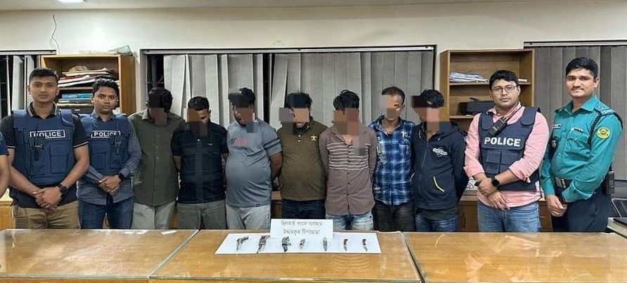সিএমপি কোতোয়ালী থানার অভিযানে ডাকাতির প্রস্তুতিকালে বাস ডাকাত দলের কুখ্যাত চাকমা রুবেল গ্রুপের প্রধান চাকমা রুবেলসহ ০৭ সদস্য গ্রেপ্তার এবং ০৭টি টীপছোরা উদ্ধার।