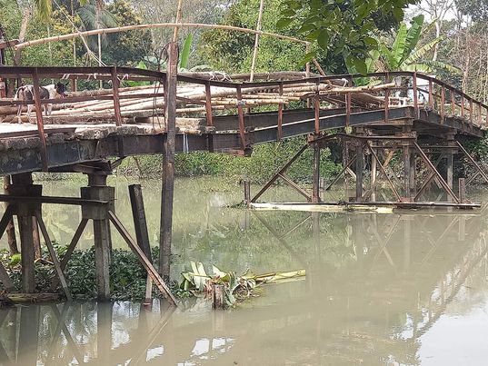 বরগুনায় ব্রিজ ভেঙে জাহাজ নিল চেয়ারম্যানের ভাই
