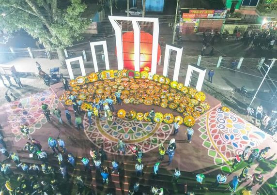 আন্তর্জাতিক মাতৃভাষা দিবস উপলক্ষে ভাষা শহীদদের প্রতি শ্রদ্ধা নিবেদন করতে ঠাকুরগাঁও কেন্দ্রীয় শহীদ মিনারে মানুষের ঢল নেমেছে। 