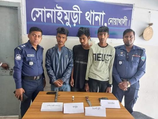 নোয়াখালীতে আগ্নেয়াস্ত্রসহ ৩ ডাকাত গ্রেফতার। 