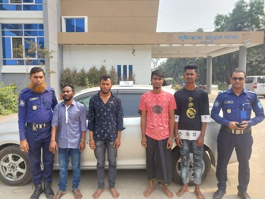 শীর্ষ সন্ত্রাস ও পুলিশের সংঘর্ষে,অস্ত্রসহ গ্রেফতার ৫ 