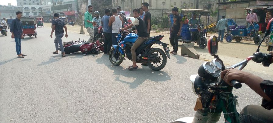 নোয়াখালী সদর উপজেলা। মালেক উকিল সড়কে। দুই মটর সাইকেল মুখমুখি সংঘর্ষ গুরুতর আহত ২