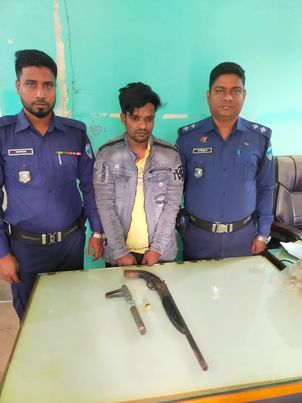 শীর্ষ সন্ত্রাস ও পুলিশের সংঘর্ষে,অস্ত্রসহ গ্রেফতার ৫ 